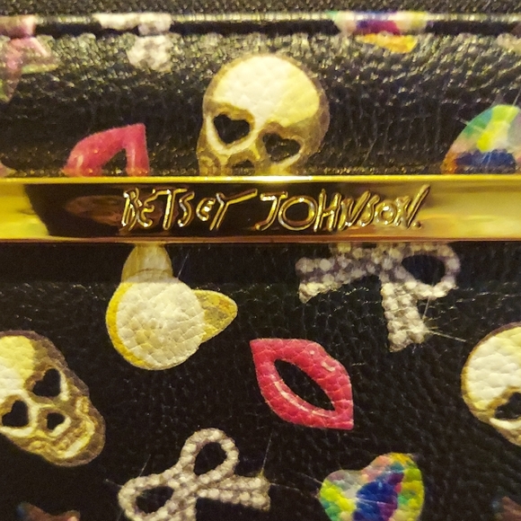 Betsey Johnson Skull &Lip & Bow Print. Full Size Zipper Wallet & Wrist Strap - Picture 9 of 12
